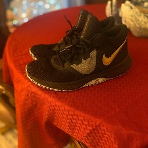 I’m selling my Nike air precision 2’s they are in good condition